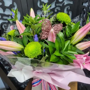 Flower arrangements handtie bouquet Timeless Flowers and Treats ht05 square